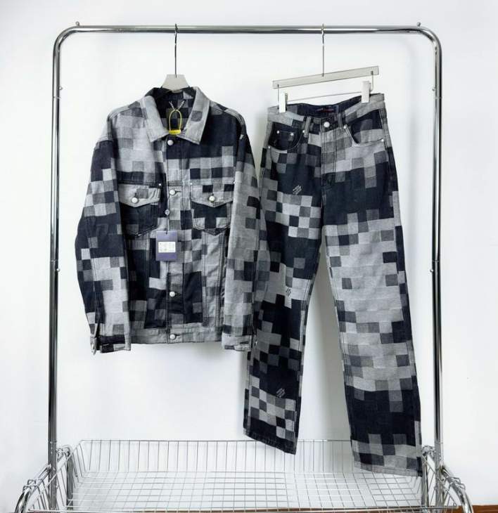 Picture of LV Sweater Suits _SKULVsz46-5228-34sytxH777H77841162